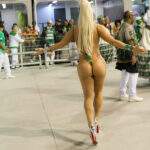 Musa da Verde e Branco, Carolina Arjonas faz fio-dental desaparecer no bumbum durante ensaio