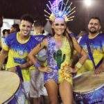 Madrinha de bateria, Mari Mello usa fantasia com LED na cabeça em ensaio e ostenta corpão