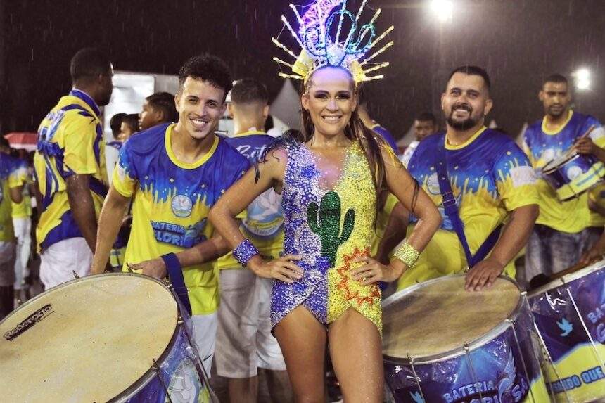 Madrinha de bateria, Mari Mello usa fantasia com LED na cabeça em ensaio e ostenta corpão