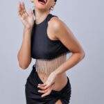 Ju Dourada canta os relacionamentos obsessivos no clipe “Voltas”