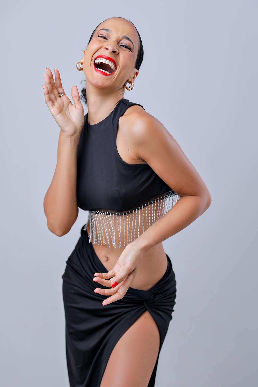 Ju Dourada canta os relacionamentos obsessivos no clipe “Voltas”