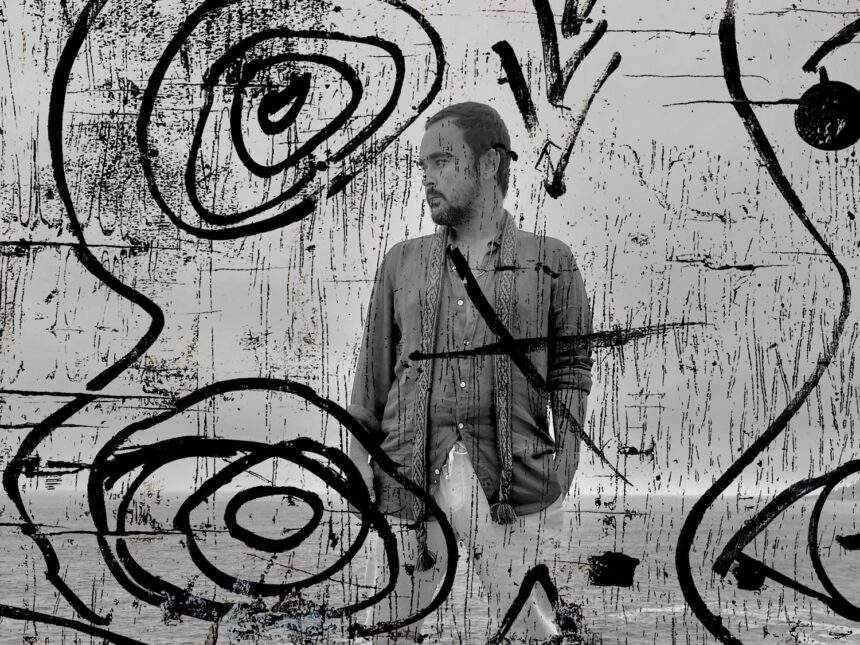 Taynã se reinventa em carreira solo com “We Are Visitors”