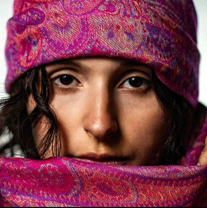 A artista plástica Lalin Witch participa da exposição coletiva ‘Arte Na Lata’, com a obra ‘Struggle’, em 28.01