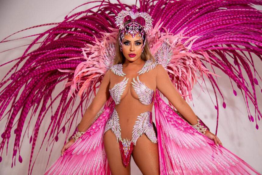 Rainha da Rosas de Ouro, Ana Beatriz Godoi aposta em máscara para desfile: “me transformando na avenida”