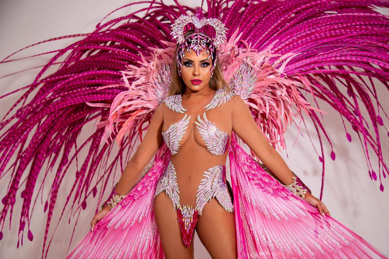 Rainha da Rosas de Ouro, Ana Beatriz Godoi aposta em máscara para desfile: “me transformando na avenida”