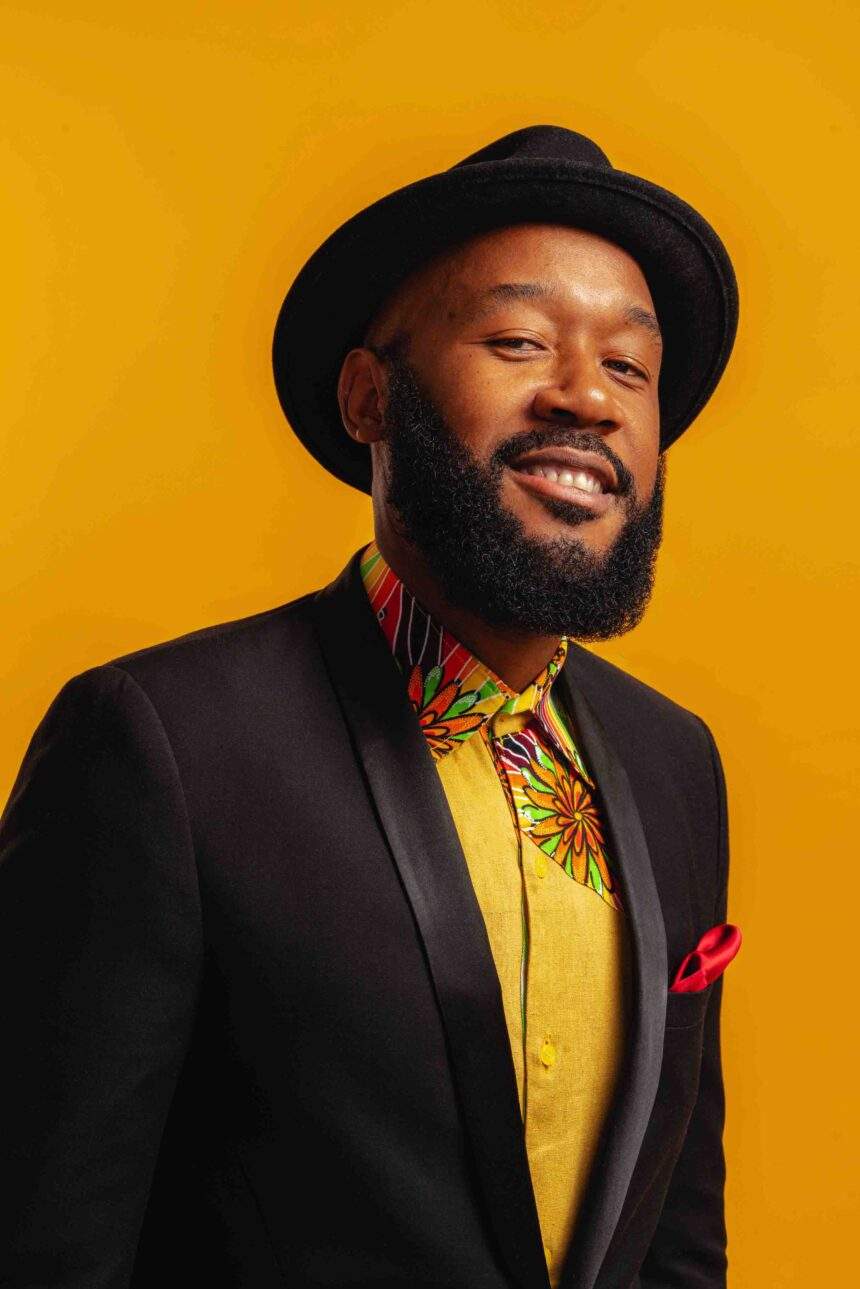 Vox Sambou reflete sobre paz e justiça em seu novo clipe “Raise Your Voice”