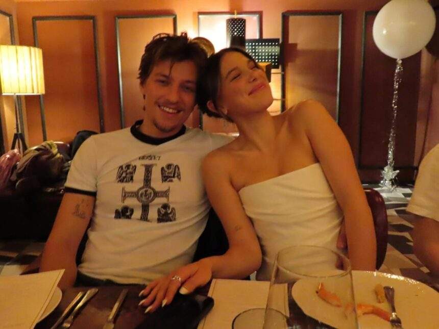 Millie Bobby Brown comemora seus 20 anos ao lado do namorado, Jake Bongiovi, e amigos