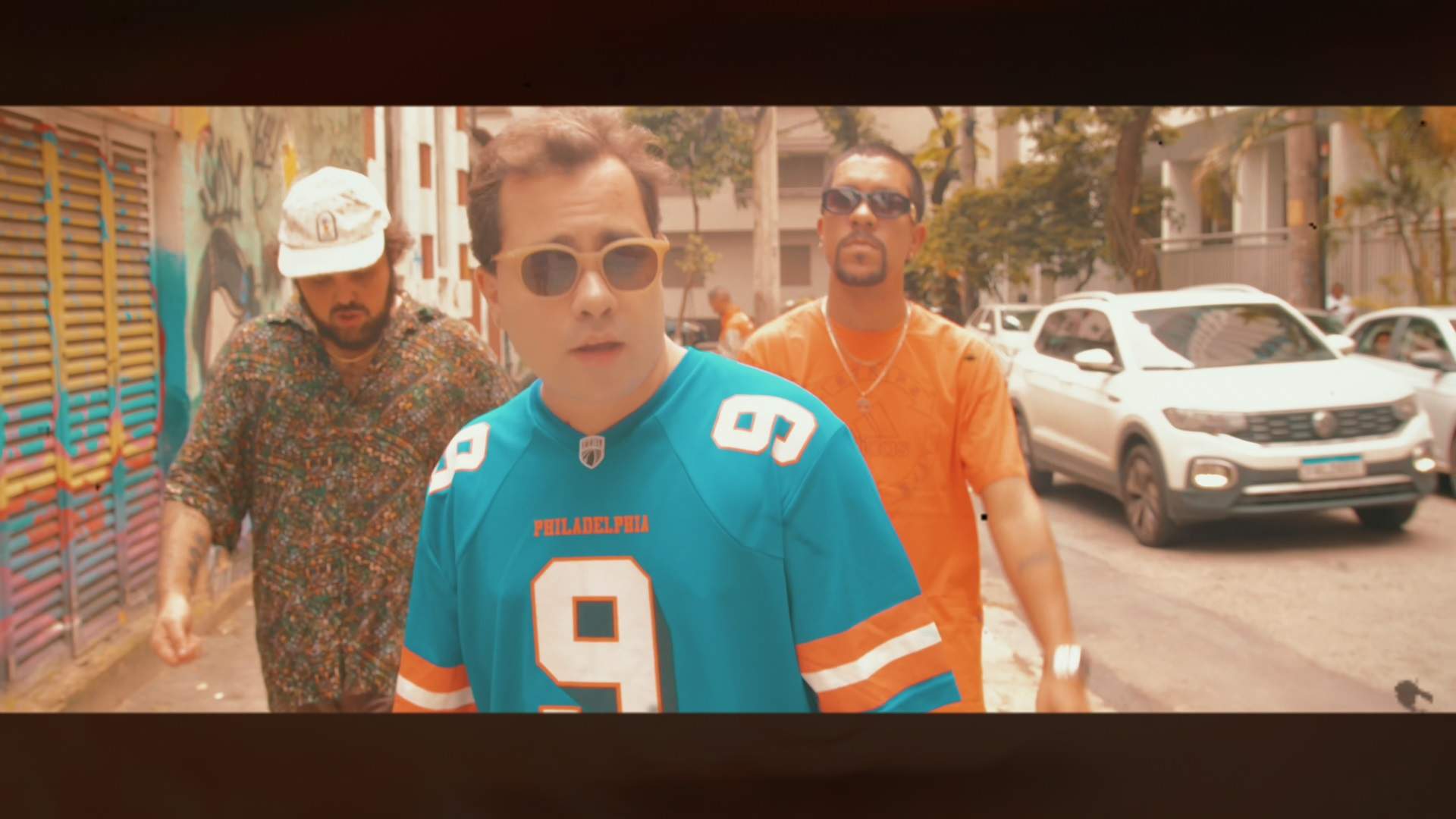 ALV, BLOPA e Gimenez mesclam rap, pop e clima das ruas do Rio