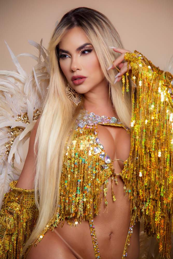 Musa do Carnaval, Carolina Arjonas fala sobre preconceito por ser branca e loira: “também sei sambar”