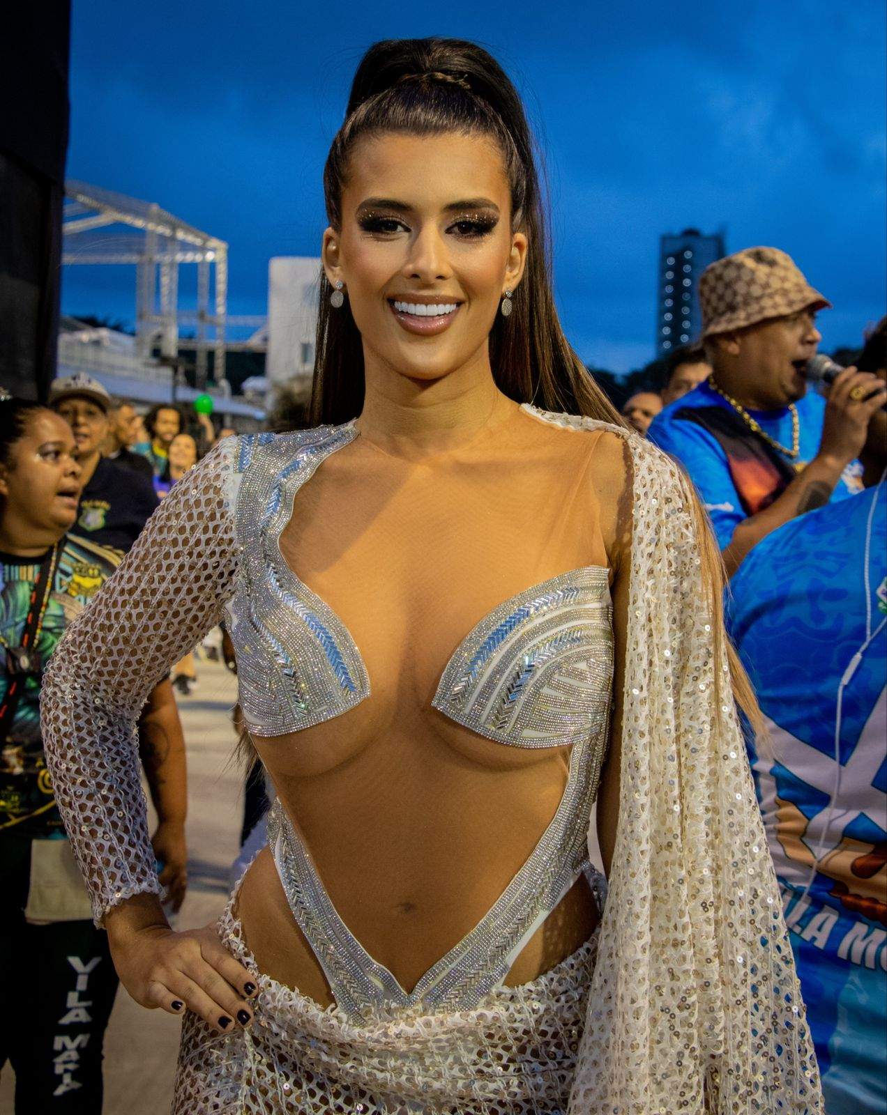 Musa da Vila Maria, Fernanda Lima troca fantasia de penas por corpo cravejado com cristais: “5h de produção”