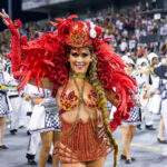 Madrinha de bateria recicla penas e aposta em fantasia com flores e fios de couro: “honesta, sem ostentar”