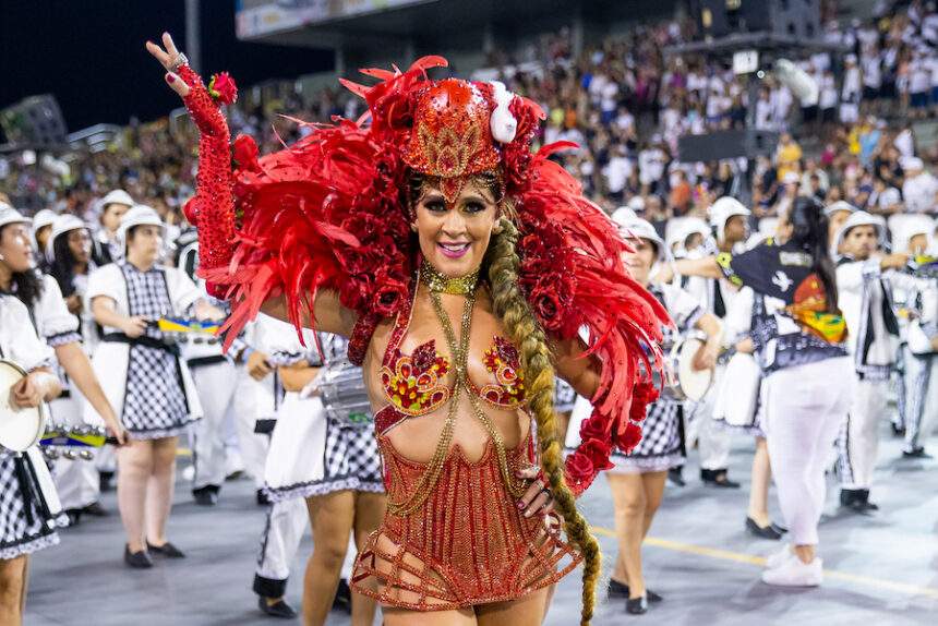 Madrinha de bateria recicla penas e aposta em fantasia com flores e fios de couro: “honesta, sem ostentar”