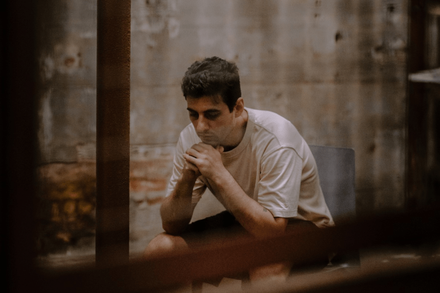 Com clipe gravado em prisão na Austrália, Fabio Brazza reflete sobre altos e baixos da vida em “Não Existe Ateu”