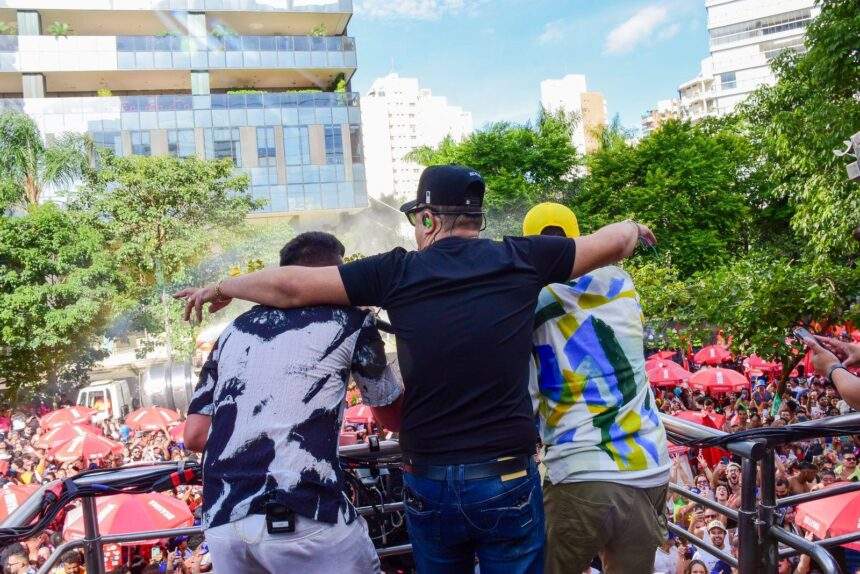 Trio do Pizro parou o coração financeiro de São Paulo com João Gomes, Tarcísio do Acordeon e Vitor Fernandes