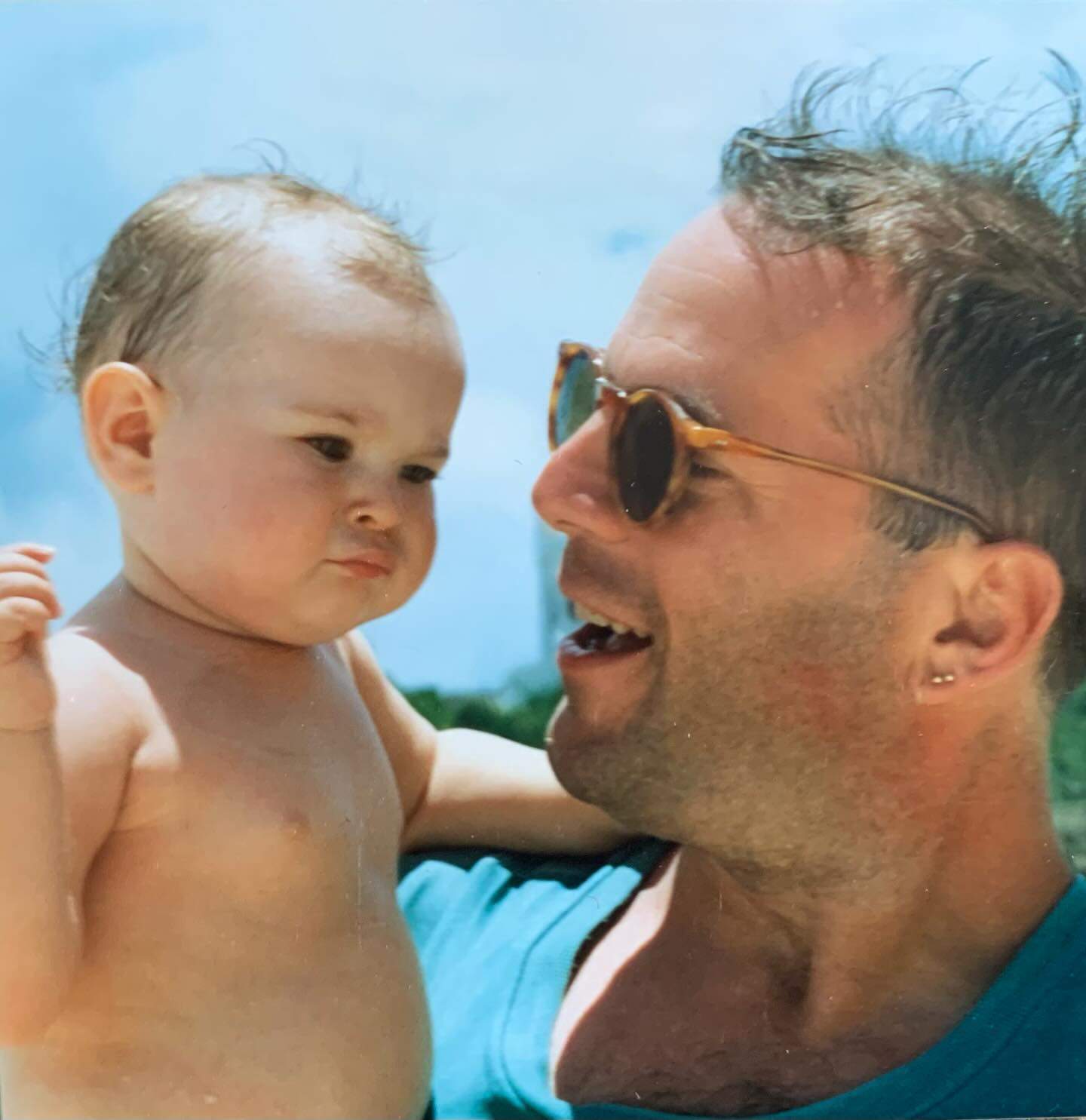 Filhas de Bruce Willis comemoram 69º aniversário do pai com fotos