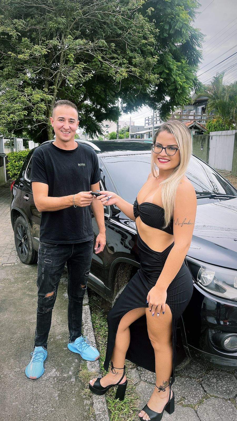 Hot influencer ganha carro de luxo do marido após sexo com ator pornô: “fetiche nosso”