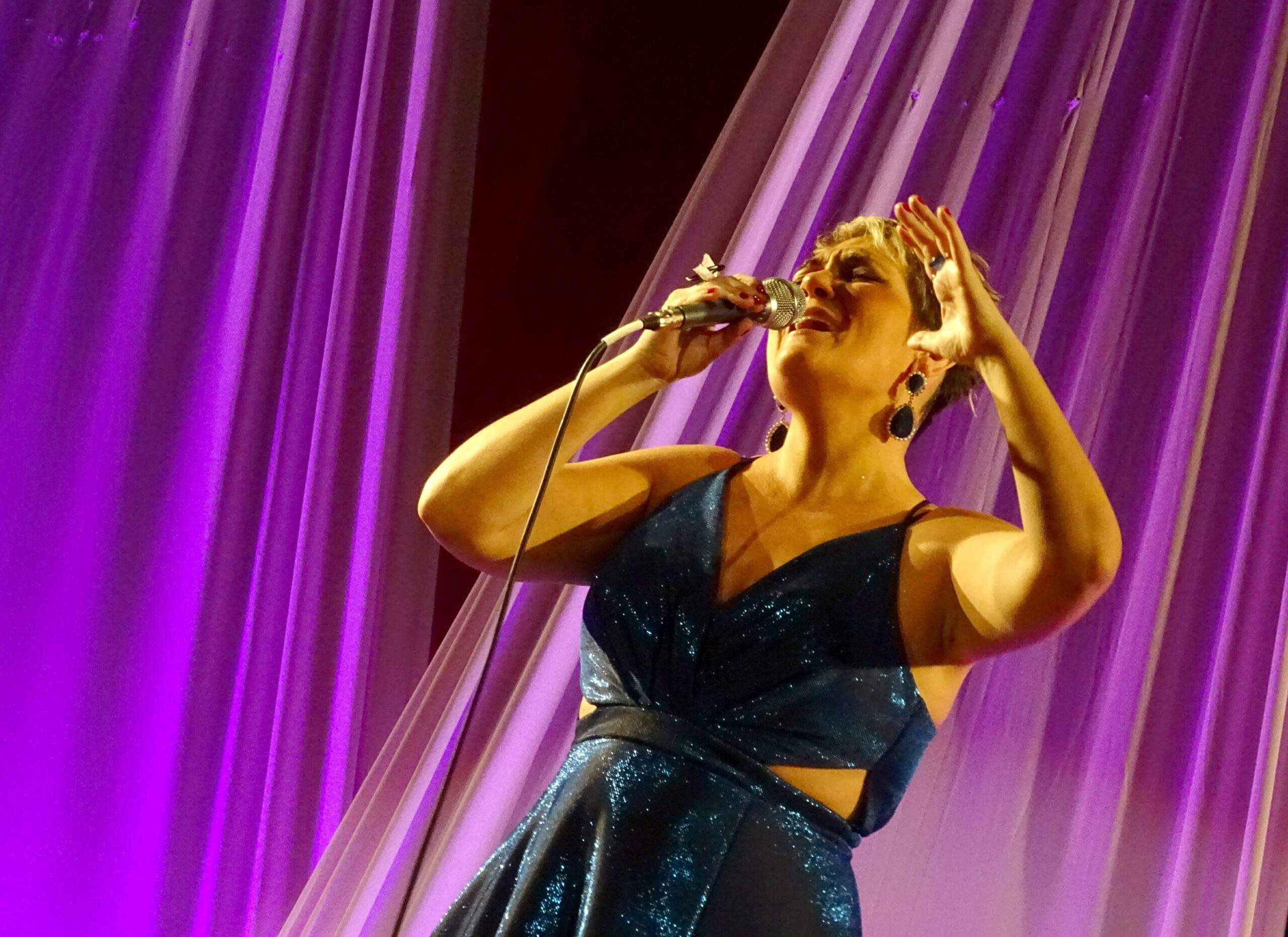 Andréia Pedroso, intérprete da bossa nova, apresenta o show ‘Cheia de Bossa’, no Beco das Garrafas, dia 26/3 