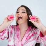 Musa do OnlyFans, Flora Favaretto posa em clima de Páscoa e lança réplica de chocolate da sua ‘ppk’