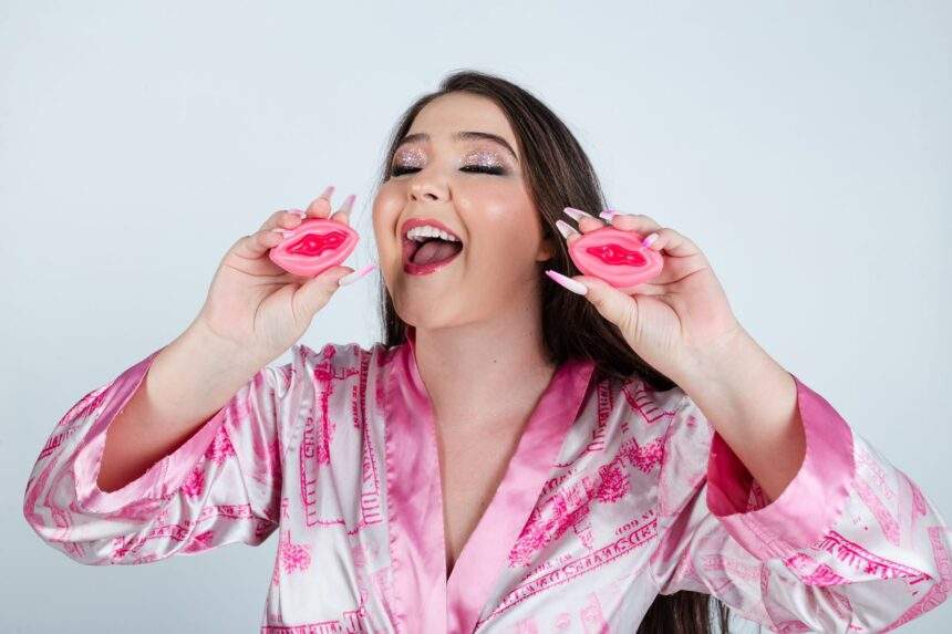 Musa do OnlyFans, Flora Favaretto posa em clima de Páscoa e lança réplica de chocolate da sua ‘ppk’