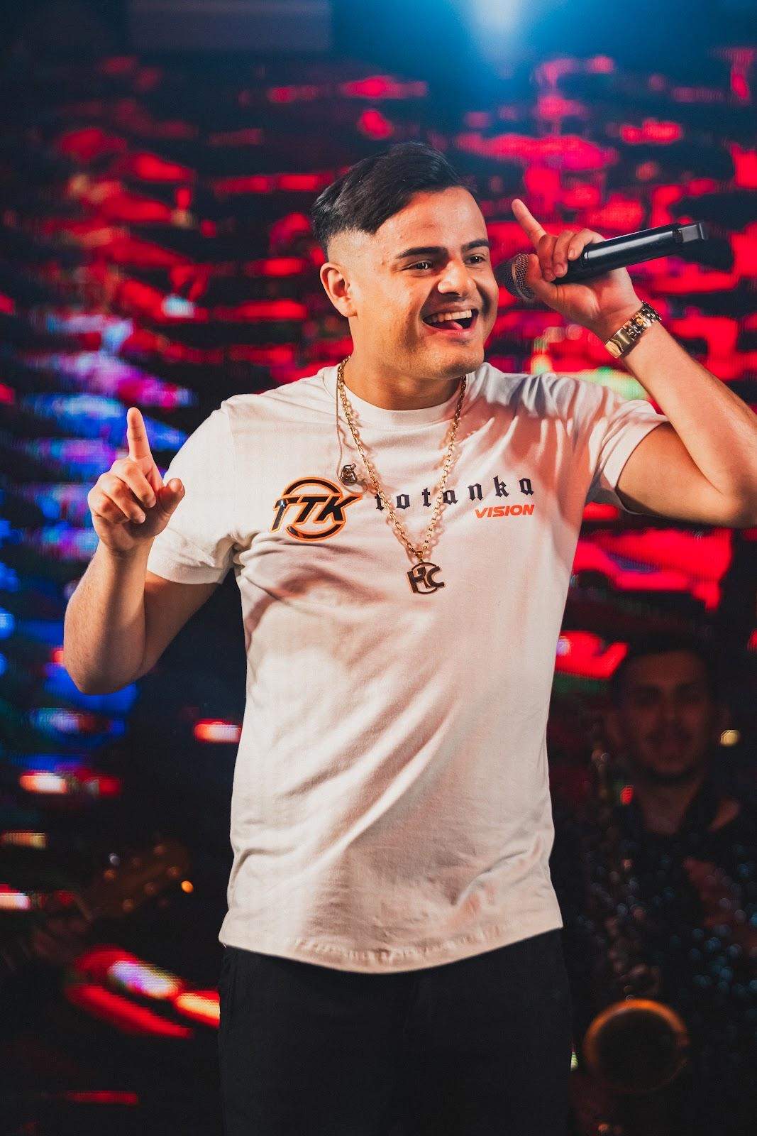 Heitor Costa, a nova sensação do arrocha, faz 40 shows por mês, tem números estratosféricos e já agitou o BBB 24 