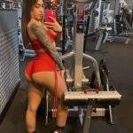 Hot influencer Karol Kiméshi divide opiniões ao usar shortinho em academia: “vamos normalizar”