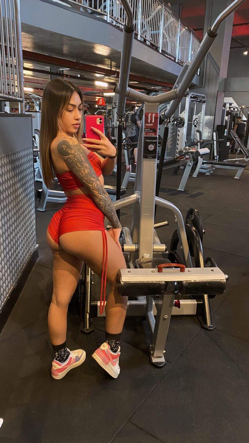 Hot influencer Karol Kiméshi divide opiniões ao usar shortinho em academia: “vamos normalizar”