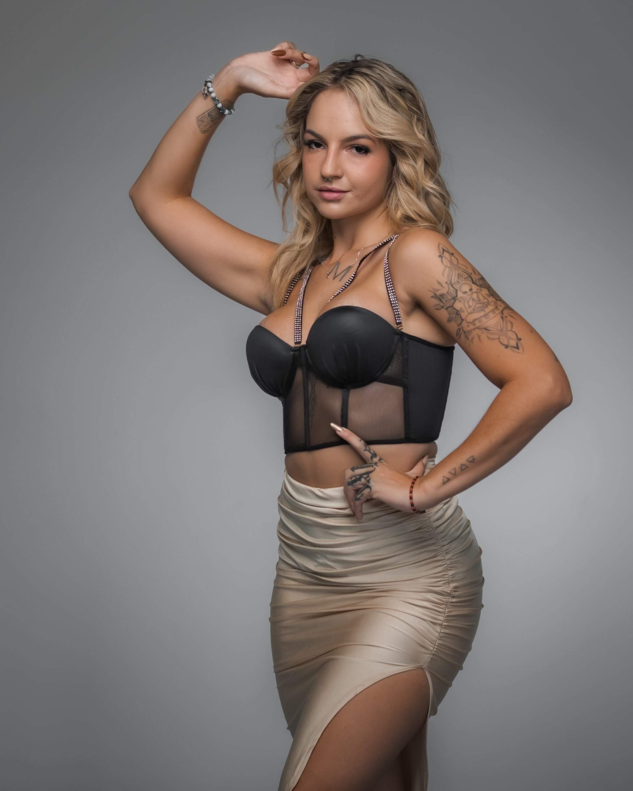 Mari Oliveira tem carro pichado por esposa ciumenta de fã e desabafa: “não é minha culpa”