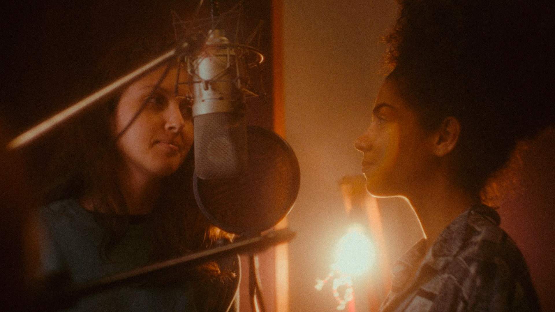 Sarah Abdala e Samantha Jones lançam clipe “Frenesi Cotidiano”