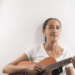 Em estreia, Sys funde MPB swingada, jazz pop, funks e percussão  