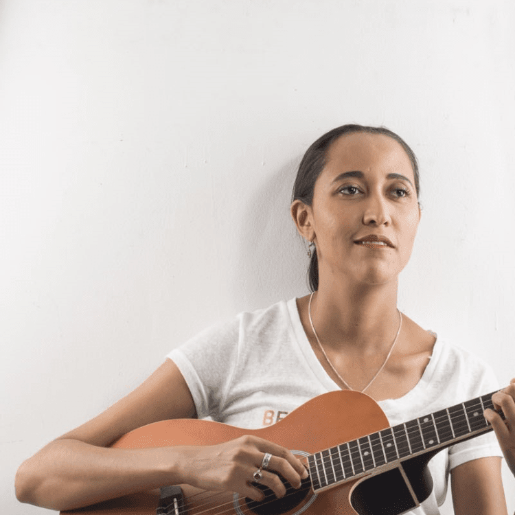 Em estreia, Sys funde MPB swingada, jazz pop, funks e percussão  