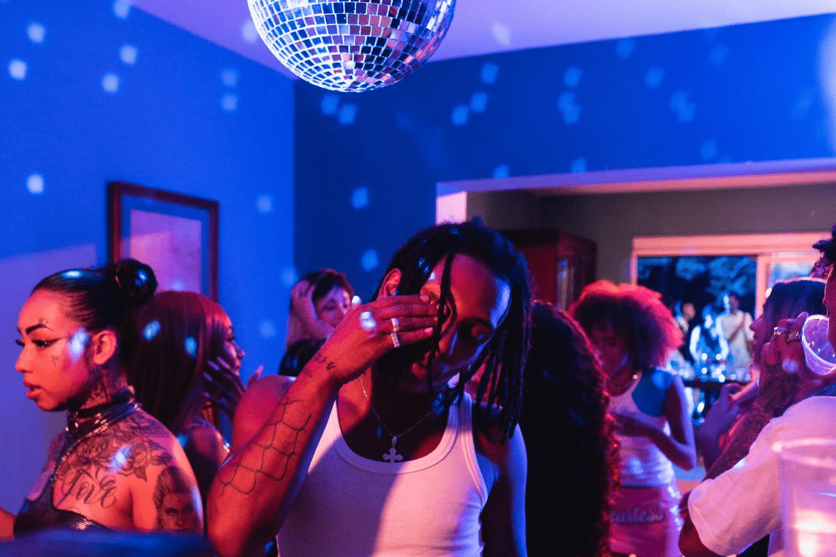 Ao melhor estilo “American Pie”, Sotam lança “Sedutora”, maior clipe da carreira