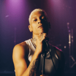 Sem desperdiçar uma linha, Leal celebra novo momento de carreira no single “Sem Pressa”