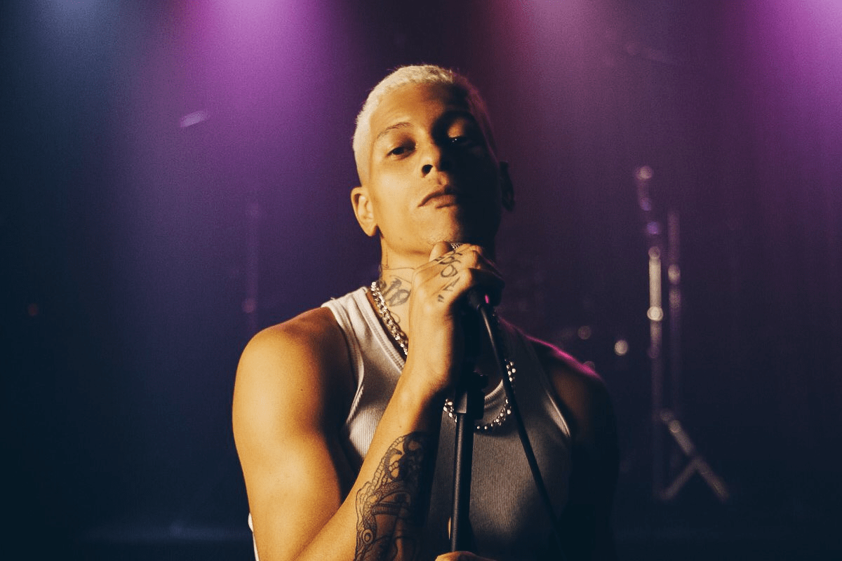 Sem desperdiçar uma linha, Leal celebra novo momento de carreira no single “Sem Pressa”