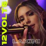 Sertanejo Pop – Conheça o descontraído single “12 VOLTS” da cantora LAKINI