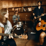 Livy lança versão de “Bizarre Love Triangle”; assista ao videoclipe