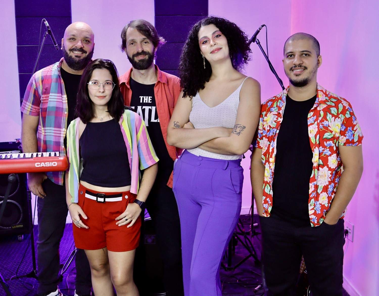 Flores de Plástico celebra a liberdade feminina no clipe “Sem Você”
