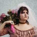 Cantora, atriz e cineasta, Gabi Lamas transforma dramaticidade do amor em single