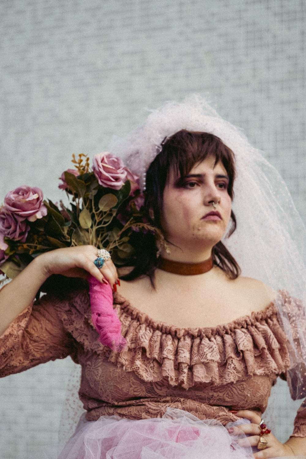 Cantora, atriz e cineasta, Gabi Lamas transforma dramaticidade do amor em single