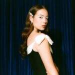 Premiada artista Laufey une jazz e pop com olhar contemporâneo no álbum “Bewitched: The Goddess Edition”