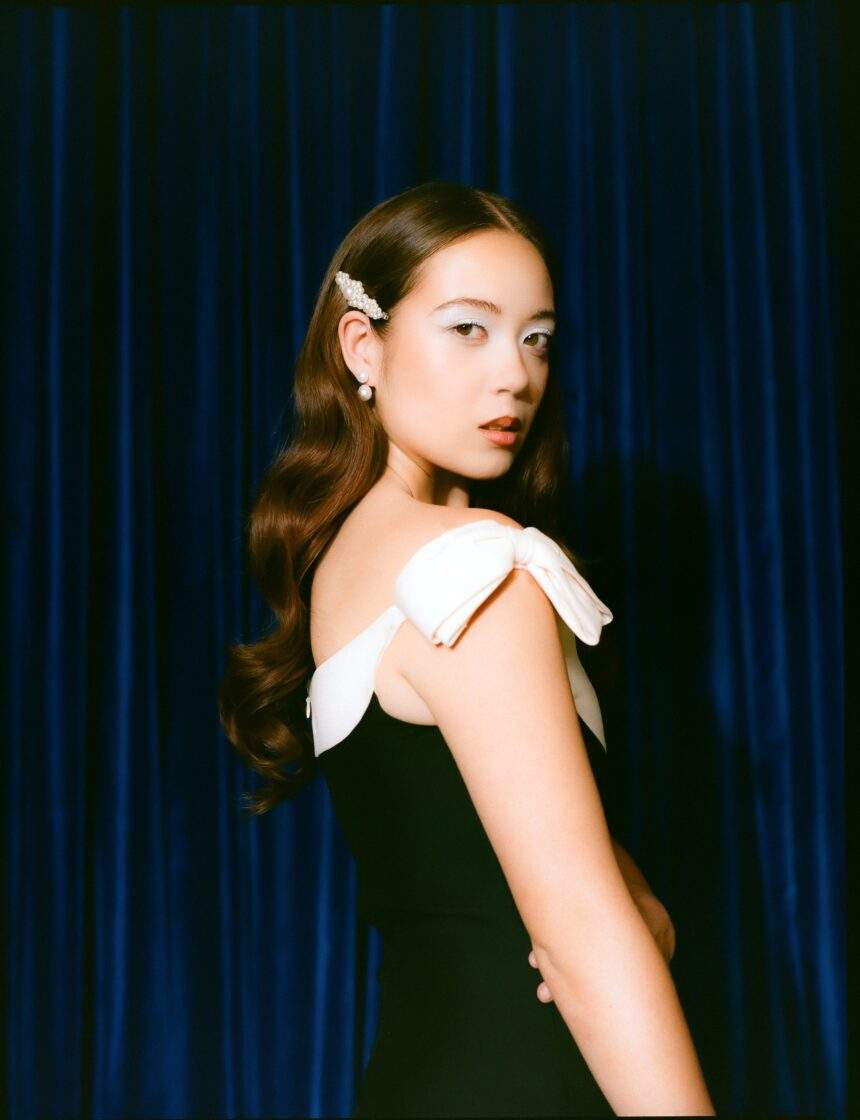 Premiada artista Laufey une jazz e pop com olhar contemporâneo no álbum “Bewitched: The Goddess Edition”