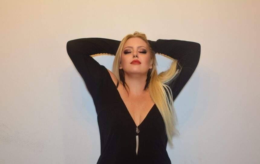 Manni Moritz une rock, pop e poesia em single sobre a força de seguir em frente