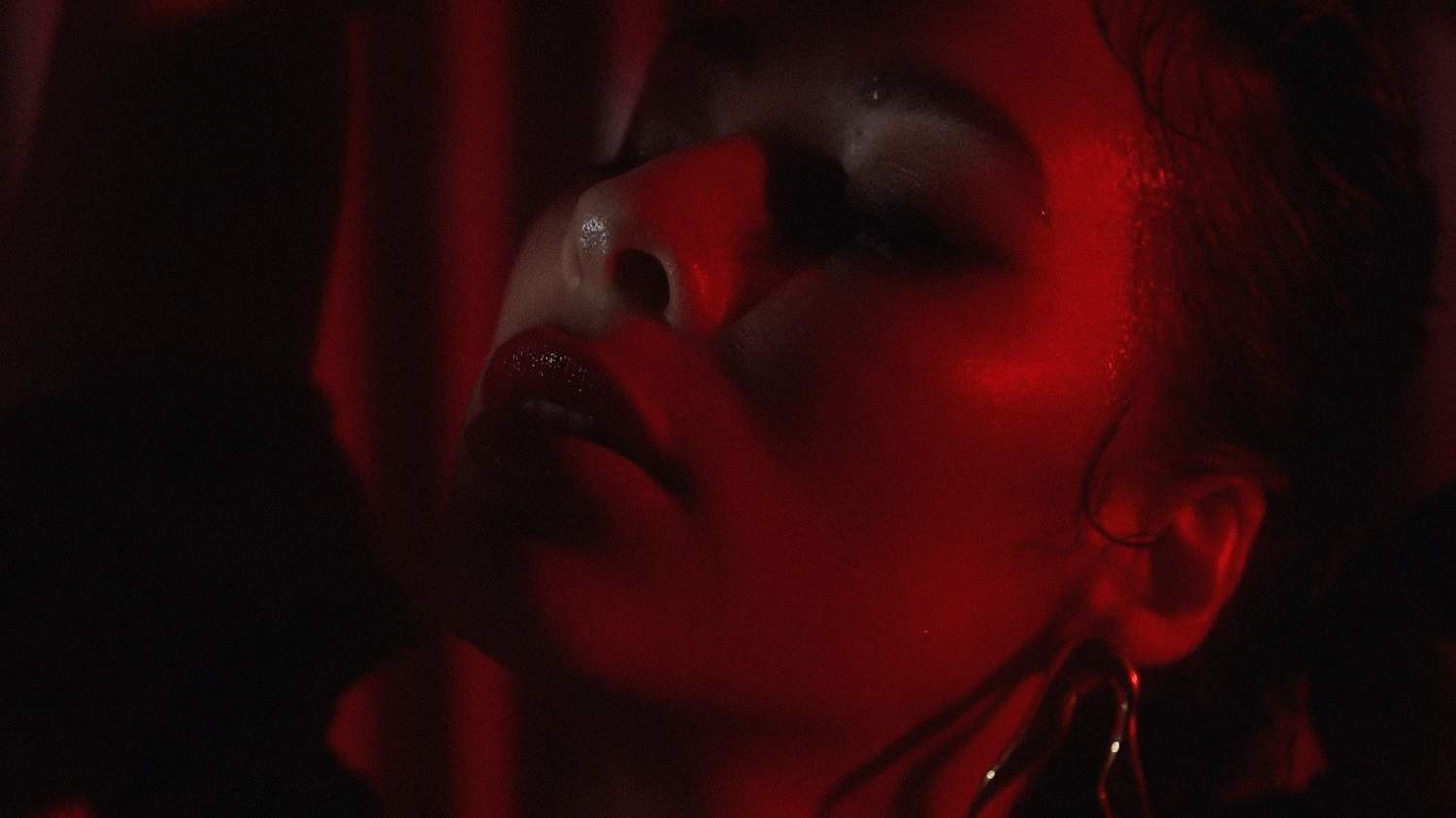 Mayah e Castel celebram o desejo e o encanto no single “Calor da Boca”