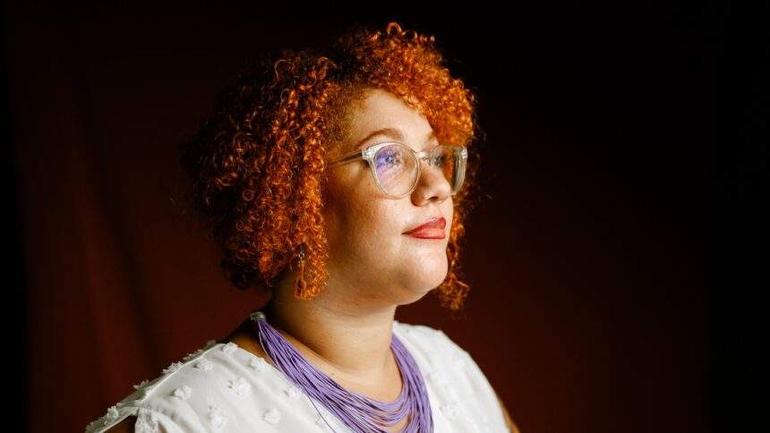 Refletindo o existir fora dos padrões, NATASHA estreia com “Samba sem Amor”