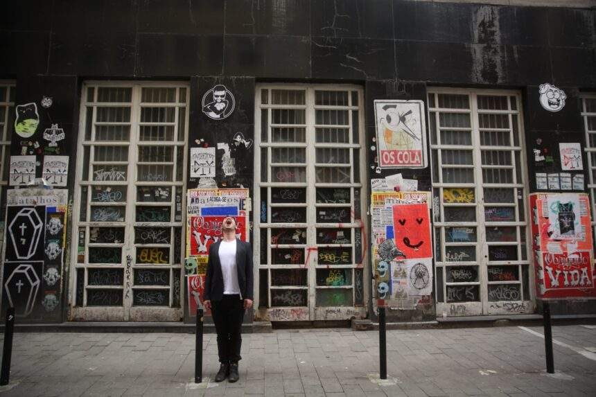 Com canções reflexivas, Rasura estreia em disco