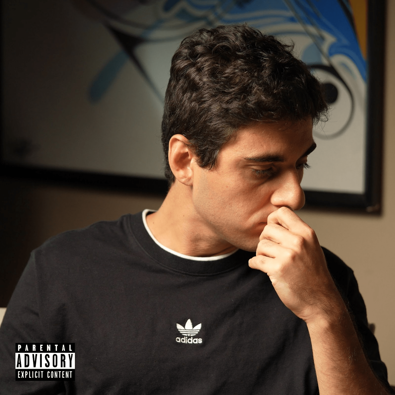 Fabio Brazza reflete sobre a discrepância entre realidade e mundo virtual em “O Coach”