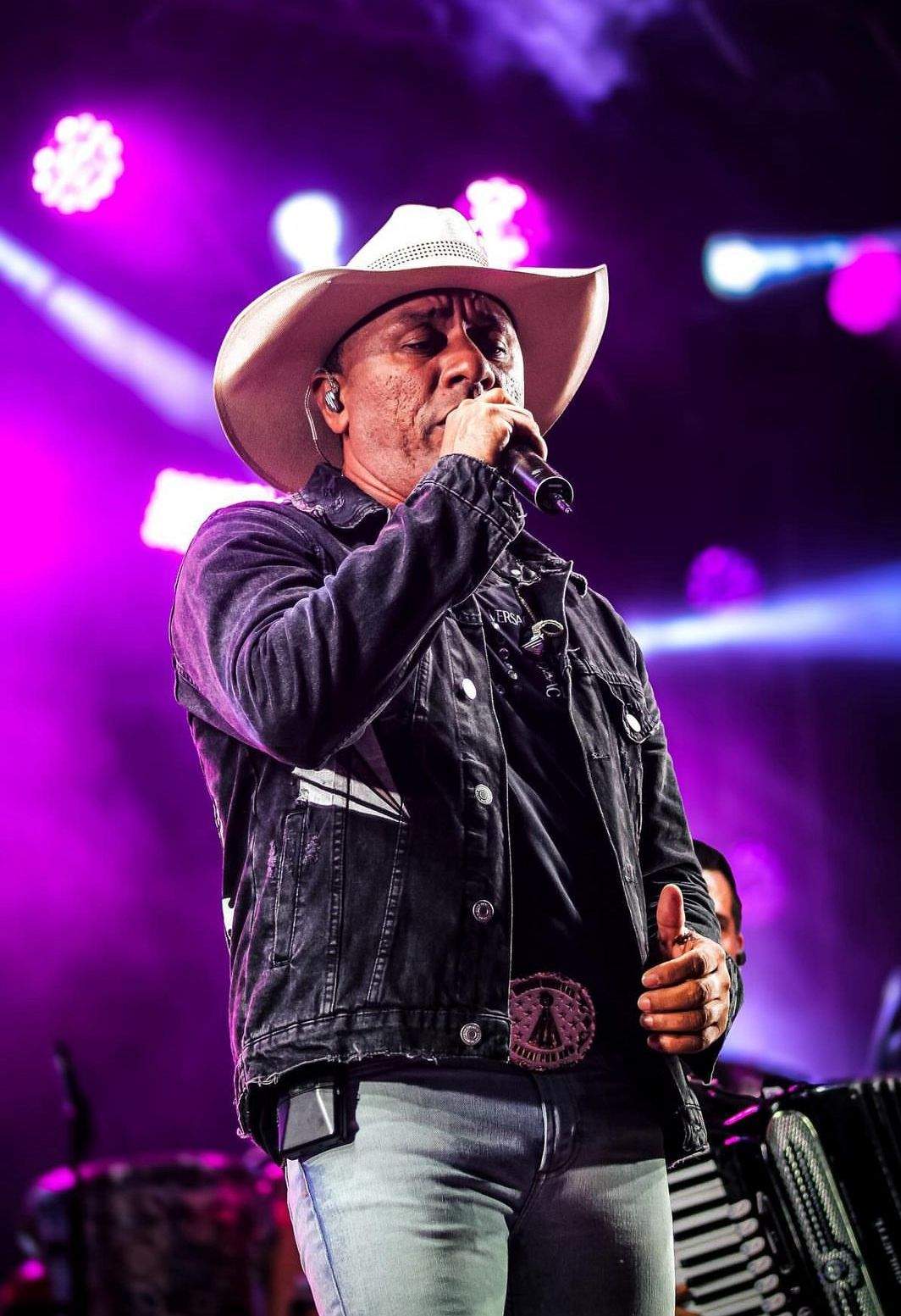 Banda Vilões do Forró grava novo audiovisual na Lounge Music