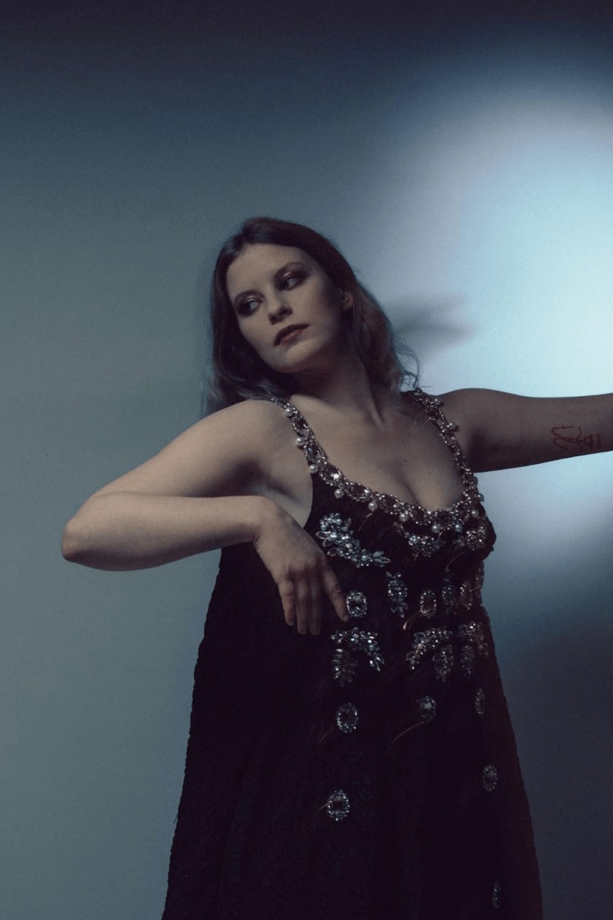 Cantora Paris Paloma anuncia álbum de estreia “Cacophony”. Lançamento no dia 30/08