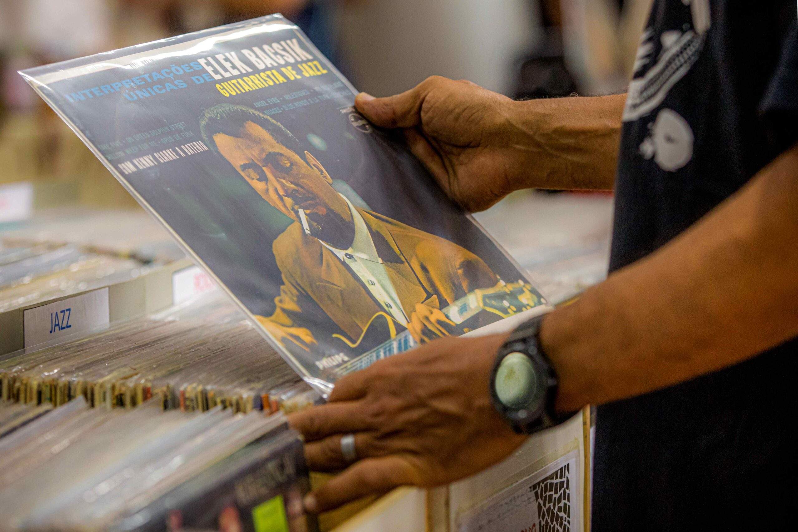 Feira de Vinil do Rio faz sua primeira edição do ano homenageando Roberto Menescal e recebendo também