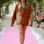 Modelo Janine Gazoni desfila no Well Fashion Rio na Barra da Tijuca