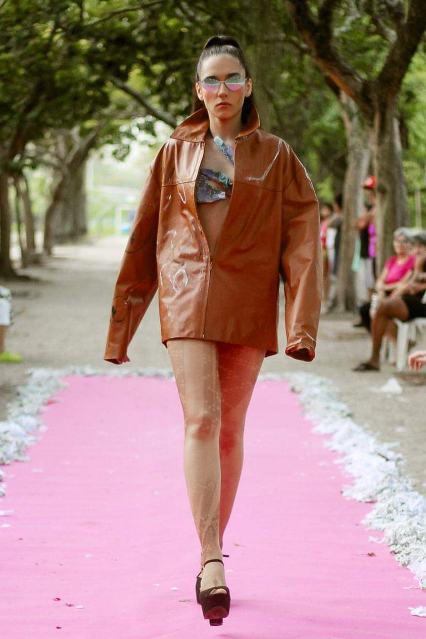 Modelo Janine Gazoni desfila no Well Fashion Rio na Barra da Tijuca